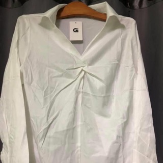 เสื้อเชิ้ตสีขาว มือ 1 ผูกปมตรงหน้าอก