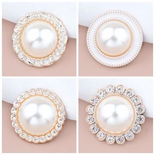 กระดุมแฟชั่น สวยๆๆ มีหลายแบบ ขนาด 18-25มม.(จำนวน 5 ชิ้น)