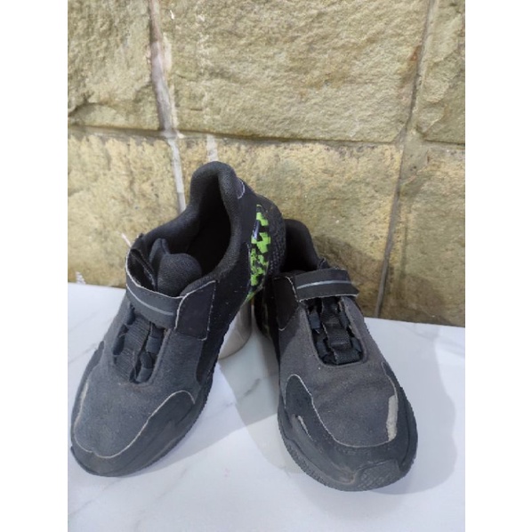 Adidas sz 32 4UTURE RNR PL