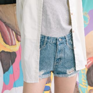 Ripped Light Denim Shorts กางเกงยีนส์ขาสั้นสีอ่อน