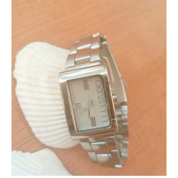 นาฬิกาแบรนด์เนมELLE STUDIO หน้าปัดสีขาวตัวเรือนสีเงิน สายสแตนเลสสีเงินของแท้ 100% มือสองสภาพใช้งานได้ปกติ