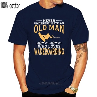 เสื้อยืดคอกลม แขนสั้น ผ้าฝ้าย พิมพ์ลาย Never Underestimate An Old Man Who Loves Wakeboarding สําหรับผู้ชาย