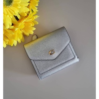 (ผ่อน0%) กระเป๋าสตางค์ งานshop ใบสั้น 3 พับ WYN SMALL WALLET (COACH C7181) BRASS/METALLIC SILVER หนังแท้ สีเงิน เมทัลลิค