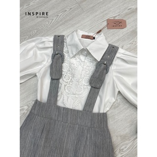 Inspire Limitedชุดเซ็ทเสื้อคอปก แขนขาวครึ่งแขน แขนพองเบาๆปลายแขนทรงกระดิ่ง สม็อคเบาๆ ช่วงลำตัวด้านหน้าตกแต่งผ้าลูกไม้อีก