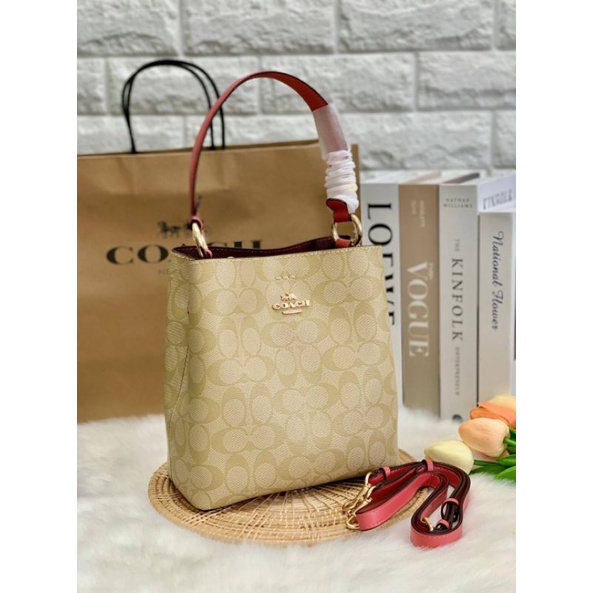 COACH SMALL TOWN BUCKET BAG IN SIGNATURE((2312))