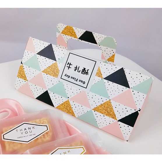 กล่องขนม กล่องคุ๊กกี้ ทรงสามเหลี่ยม หูหิ้ว(HL78) - รูปที่ 2