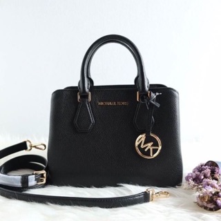 Michael kors camille smallsatchel ขนาด 9.5"L x 7"H x 4"D ทรงนี้น่ารัก สวยเรียบหรู ใช้ได้ทุกโอกาส ใส่กระเป๋าตังค์ใบยาวได้