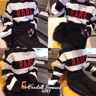 Korea stripe knit RARE top ไหมพรมลายทางใหญ่ทูโทน แต่งลายตัวอักษรRARE แบบเกร๋