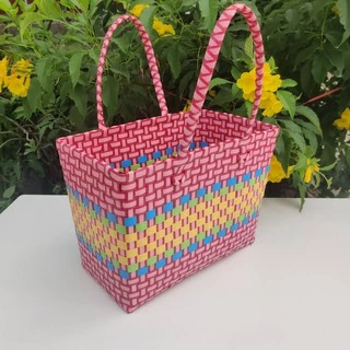 ตระกร้าสานเส้นพลาสติก กระเป๋าสานเส้นพลาสติก ตระกร้าจ่ายตลาดเล็ก 3เลน กว้าง19ยาว30สูง22 CM วัดจากขอบปากตระกร้า