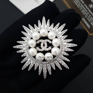 Chanel Brooch  เข็มกลัดเพชรชาแนล งานเพชร CZ แท้ค่ะ งานน่าร๊ากกก ดูดี  งานสวยมากกกกก เพชรใส ไม่ขุ่นแม้แต่เม็ดเดียว