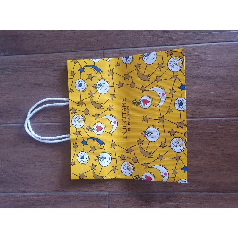 ถุงกระดาษ l'occitane en provence 1 ใบ ราคา 10 บาท  #loccitane #bag #ถุงกระดาษ #ถุง #ถุงที่ระลึก