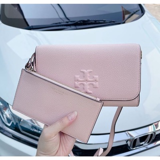 🎀 (สด-ผ่อน) ส่งฟรี กระเป๋าสะพาย สีชมพู 75029 THEA FLAT WALLET CROSSBODY  Classic Pink Quartz