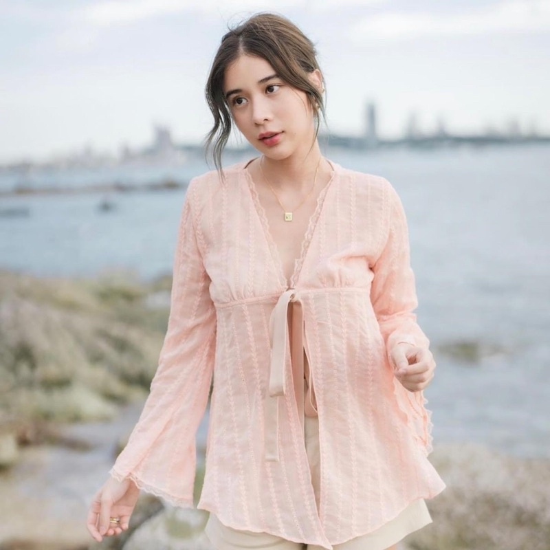 Mitr Audrey's Sister Blouse เสื้อลูกไม้ซีทรู สีPink Size Lใส่ 1 ครั้ง (ราคาป้าย 1590)