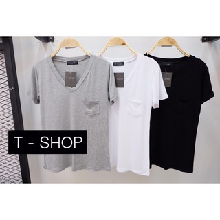 เสื้อคอวีติดกระเป๋า ผ้าเรย่อนเกรดเอ มีปลายทาง  แบรนด์ T-shop