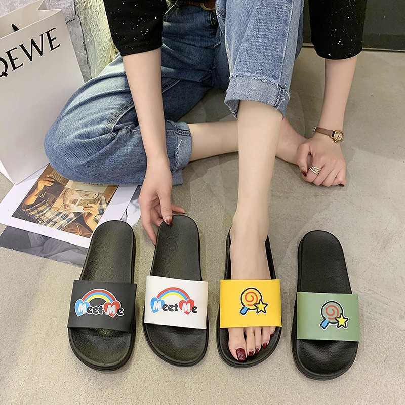 รองเท้าแตะ  (MeetMe) ลายอมยิ้ม รองเท้าแตะยางพื้นนุ่มใส่สบาย （แนะนำให้ซื้อเพิ่ม1เบอร์) 🍭🍭