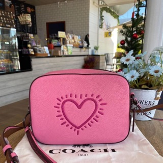 @4,490฿  📌COACH X KEITH HARING CAMERA BAG F28647 Pink 📌Size : 8 1/4" (L) x 6 1/4" (H) x 3" (W).  📌shop มีถุงผ้า