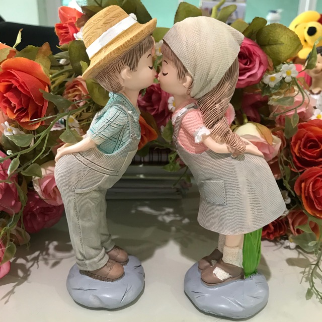 ตุ๊กตาเรซิ่นคู่ชายหญิงยืนจุ๊บ รหัสK290