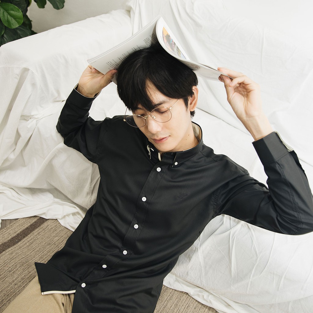 (SIZE S) ISSARA Premium เสื้อเชิ้ตชาย ปกกระดุม ทรงสลิม ดำ