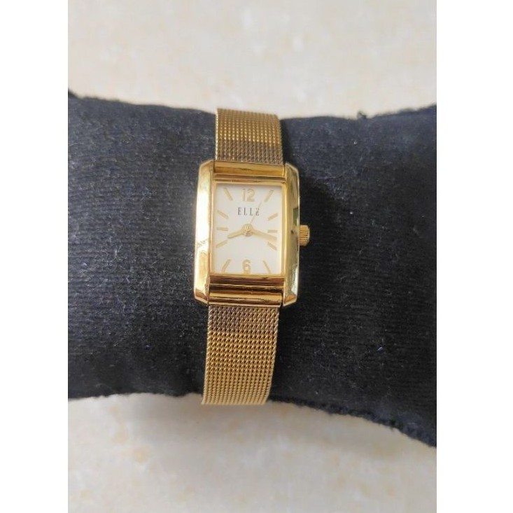นาฬิกาแบรนด์เนมELLEหน้าปัดสีขาว ขายสแตนเลสสีทองของแท้มือสองสภาพใหม่