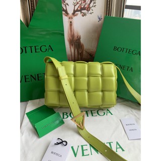 [ทักแชทก่อนสั่งซื้อ] Bottega สีเขียวอ่อนค่ะ Cassette bag  หนังแกะแท้สินค้านำเข้า หนังนิ่ม size 26 * 8 * 18 cm
