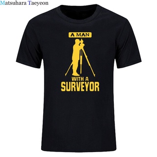 Bupz【พร้อมส่ง】เสื้อยืดแขนสั้น พิมพ์ลายตลก A Man with A SURVEYOR สไตล์ฮิปฮอป แฟชั่นฤดูร้อน สําหรับผู้ชายสามารถปรับแต่งได้