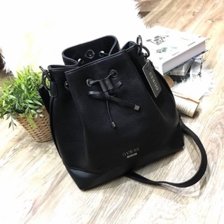 NEW ARRIVAL! GUESS DRAWSTRING BUCKET BAG WITH STRAP กระเป๋าถือหรือสะพายแบรนด์ดังรุ่นใหม่ล่าสุดวัสดุหนังแกะสังเคราะห์