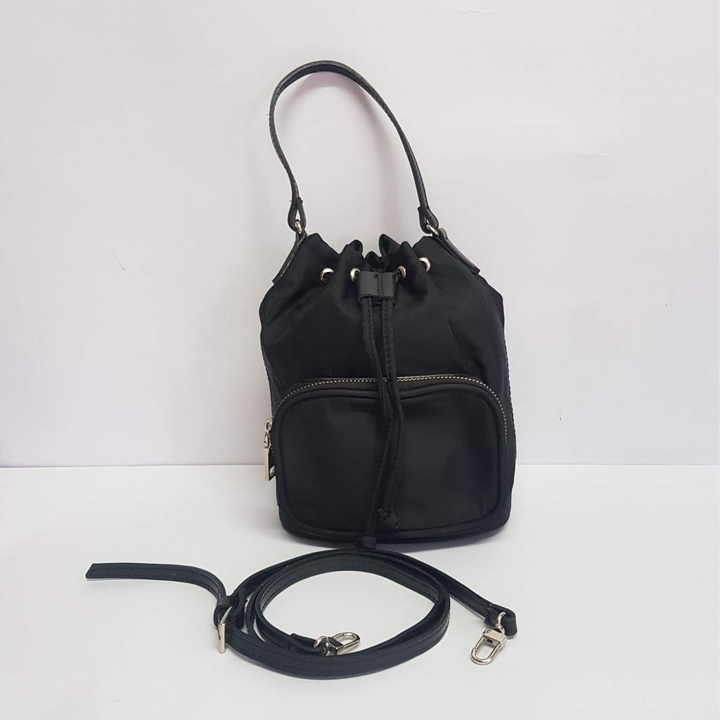 กระเป๋ามือสอง - กระเป๋าถือ หรือ สะพาย กระเป๋างานแฟชั่น สีดำ made in Korea ทรงขนมจีบ ฮอตฮิต สไตล์ Pra