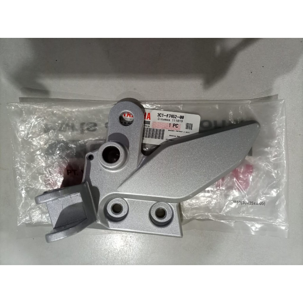 RIGHT FOSTEP MOUNT/RIGHT BETMENT VISION OLD DRUM/BACKET FOOTREST 2 (3C1-F7462-00)