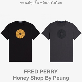 เสื้อยืดครอปเสื้อยืดพิมพ์ลายแฟชั่น💥เพิ่ม 10% ใช้โค้ด AUGMET Fred Perry Disc Graphic T Col : Black และ Gunmetal (SS22