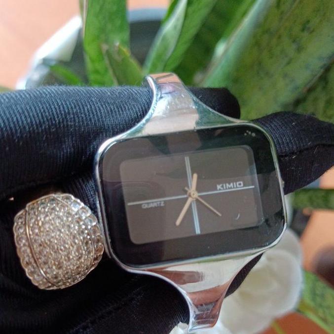 นาฬิกาแบรนด์เนมเกาหลีKIMIOหน้าปัดสีดำตัวเรือนสีเงิน สาบกำไล ของแท้ 100% มือสองสภาพสวย