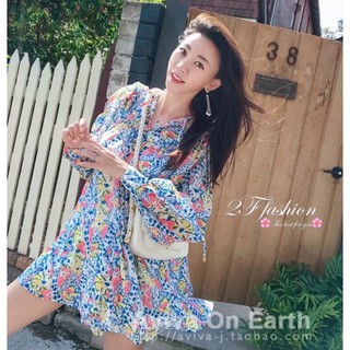 มินิเดรสลายดอกโทนสีฟ้าสวยสดใส งานคอกลมอกเว้า มีสายผูกโบว์ด้านหน้า แขนยาวพองบอลลูนปลายแขนจั๊มติดกระดุม