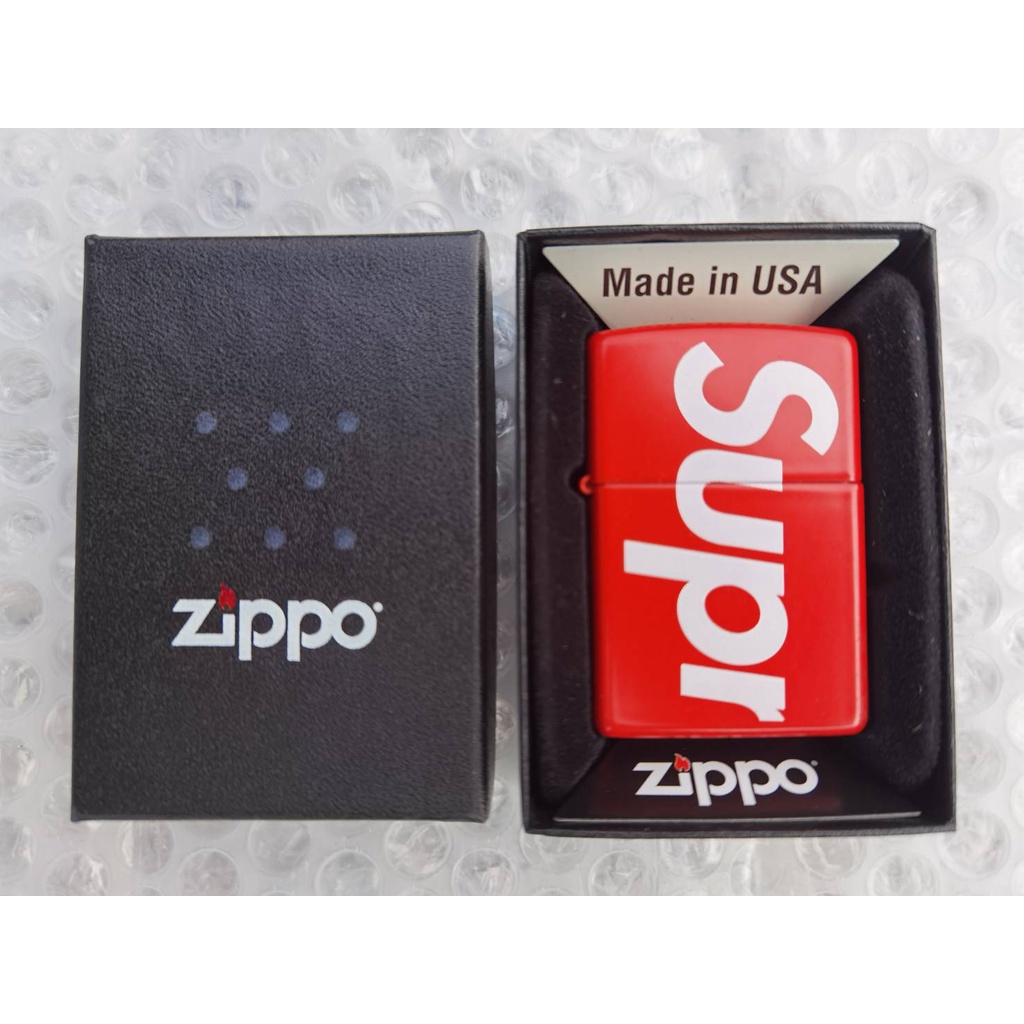 ของใหม่ ของแท้ 100% ไฟแช็ค Zippo Supreme SS21 Red สีแดง ยังไม่แกะซีล ไม่เคยใช้งาน Made in USA พร้อมกล่อง