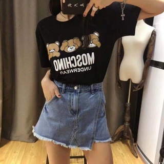 Moschino เสื้อยืดคอกลม แขนสั้น ผ้าฝ้าย ลายหมีสามตัว สําหรับผู้ชาย และผู้หญิง 289