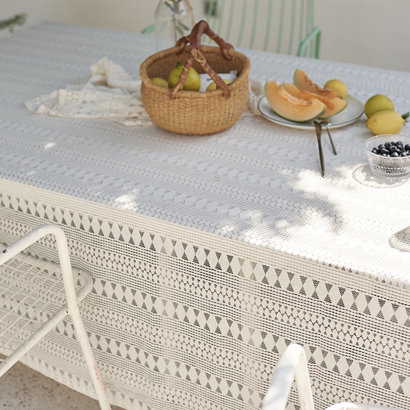 ผ้าปูโต๊ะ ลายลูกไม้ สีขาวกลวงตาราง ปูโต๊ะข้างเตียง