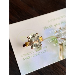 แหวนพลอย กรีน อเมทิส (green amethyst) ล้อมข้างด้วย บุษ ทรงสี่เหลี่ยม (yellow sapphire)