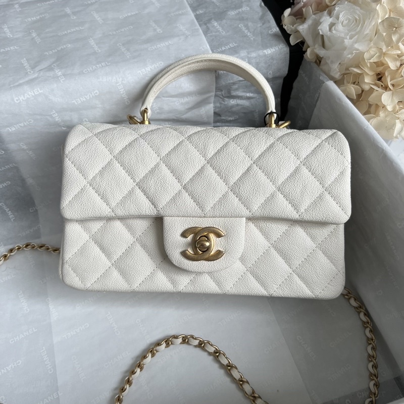 used in good condition chanel mini8 with handle caviar ghw holo31