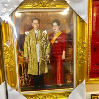 กรอบหลุยส์พร้อมพระบรมฉาญาลักษณ์ ขนาด15*21นิ้ว วัดเฉพาะภาพ วัดรอมกรอบขนาด52*69เซนติเมตร