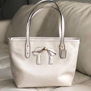 พร้อมส่งแท้💯 COACH MINI CITY ZIP TOTE WITH BOW CHALK/IMITATION GOLDโทสมินิสวยมาก