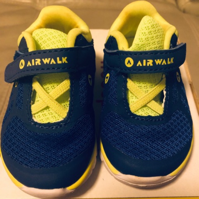 Airwalk รองเท้าเด็กอ่อนมือ2 น้ำหนักเบา ใส่2ครั้ง สภาพดี 90%ความยาวรองเท้า 13.5 เซ็นติเมตร