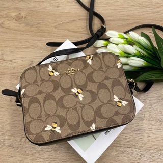 🎀 (สด-ผ่อน) กระเป๋าทรงกล่อง ลายซีผึ้ง C8671 MINI CAMERA BAG IN SIGNATURE CANVAS WITH BEE PRINT