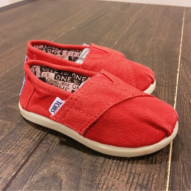TOMS KIDS size 12.5 สีแดงสด ไม่ซีด น่ารักๆค่ะ #รองเท้าเด็กมือสองของแท้ 💯%