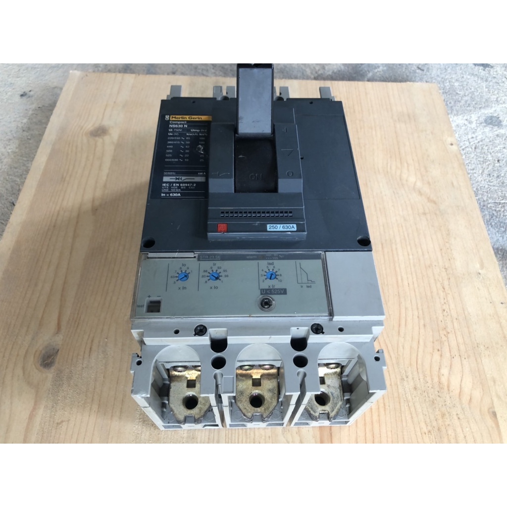 ขาย เมน เบรกเกอร์ Main Breaker Merlin Gerin  Compact NS630 N STR 23 SE สามเฟส 3P 630A แอมป์  มือสอง