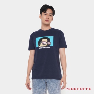 แขนสั้นพิมพ์ลาย●เสื้อยืดพิมพ์ลายกราฟิกสำหรับผู้ชาย Penshoppe Feel Good Relaxed Fit (สีน้ำเงินกรมท่า)