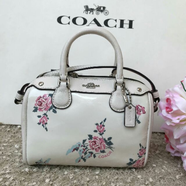 💞พร้อมส่ง💞
Coach หมอนจิ๋ว micro mini ขนาด6x4.5x3.5นิ้ว มีสายยาวปรับได้ สีChalk multi ❗️4090฿