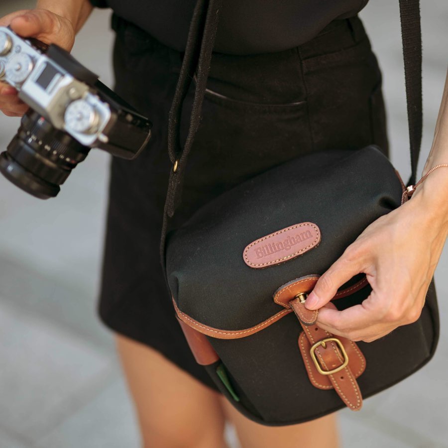 Billingham รุ่น Hadley Digital -Navy Canvas / Chocolate Leather