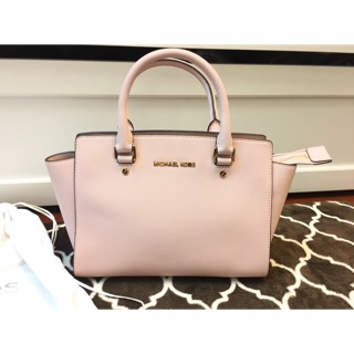 Micheal Kors Selma สี Blossom Pink เป็น Saffiano Leather Medium Top Zip Satchel  เป็น used like new!!