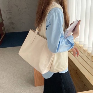 กระเป๋าหนัง Kim bag สะพายสวยๆค่า มี 3 สีนะคะ ขาว เหลือง ดำ 💕 เข้าเพิ่ม 27-4-22
