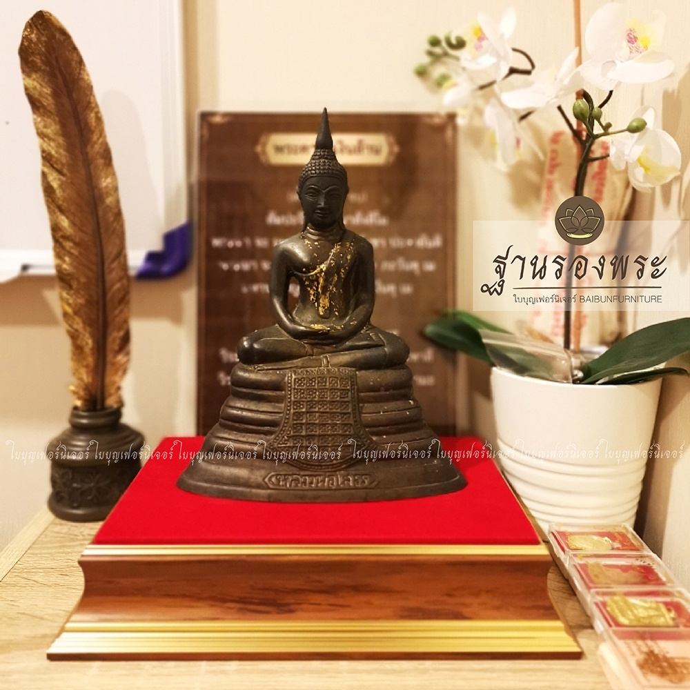 ฐานรองพระ ใบบุญเฟอร์นิเจอร์ ฐานพระ แท่นพระ ลายไม้สัก-ทอง สูง 2 นิ้ว [ B013-1 ]