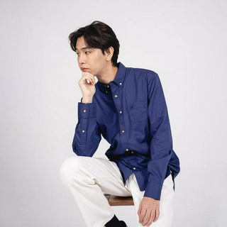 ISSARA Basic เสื้อเชิ้ตชาย ปกกระดุม ทรงตรง สีน้ำเงิน