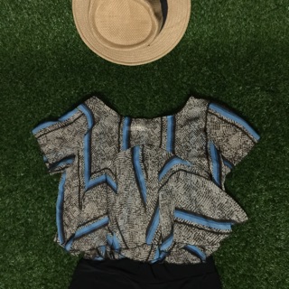 เสื้อครอปผ้าชีฟอง ปล่อยชายระบาย แขนสั้น ใส่สบาย ผ้าพริ้ว มือ2 สภาพดี